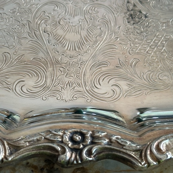 Silver plated platter International silver Co. Detailed scrollwork like new 13” - Picture 3 of 9
